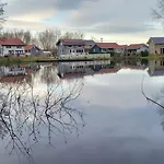 Chalet Relaxant Au Bord De L'eau Bourbourg