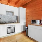 Au Bord De L'eau Chalet