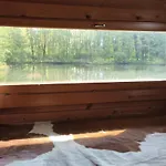 Au Bord De L'eau Chalet *