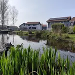 Relaxant Au Bord De L'eau Chalet