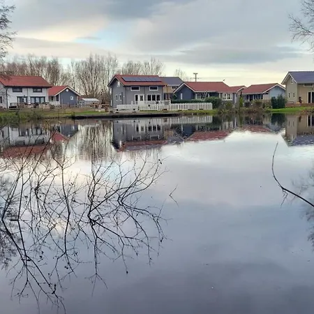 Шале Relaxant Au Bord De L'eau Бурбур