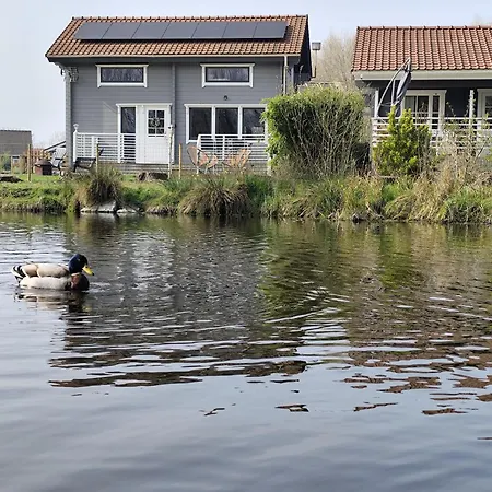 Relaxant Au Bord De L'eau Шале Бурбур