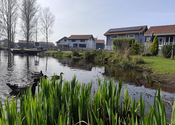 Au Bord De L'eau Dağ evi